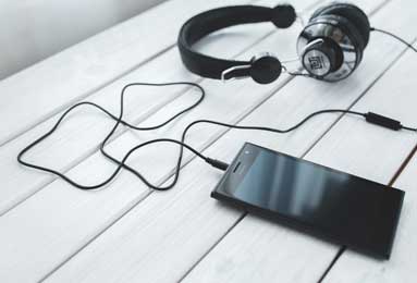 内维斯七分钟两度倒钩建功，停射衔接行云流水