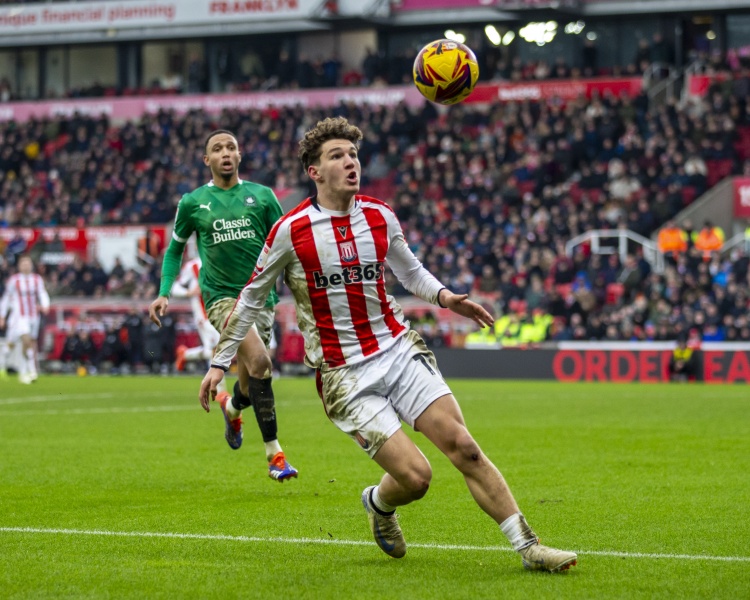 发现半岛体育-转会OR外租？回声报：伯明翰和雷克瑟姆争夺利物浦小将库马斯