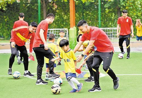 发现半岛体育-小学校园来了国家队