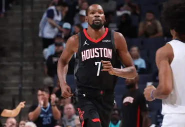 发现半岛体育-杜兰特上半场13投4中，三分2中0得到12分7篮板1助攻1封盖